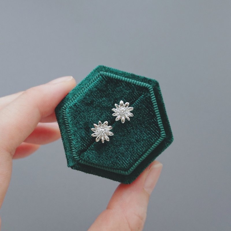 纯 18K 白金小雏菊 镶天然钻石 耳钉定制 - 耳环/耳夹 - 钻石 银色