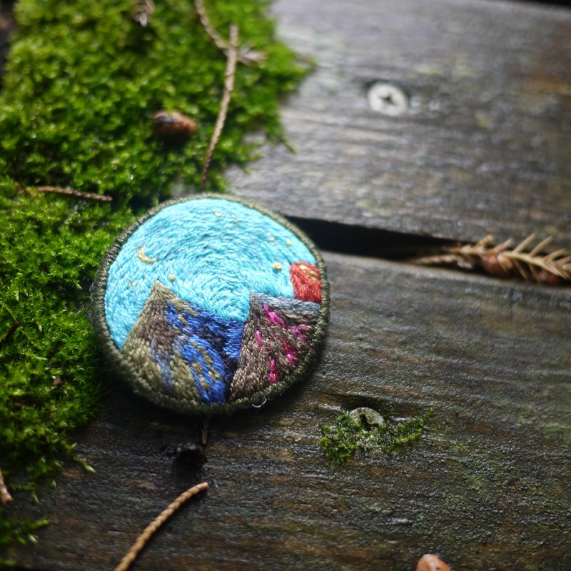 【西藏神山】刺绣胸针 - 胸针 - 绣线 