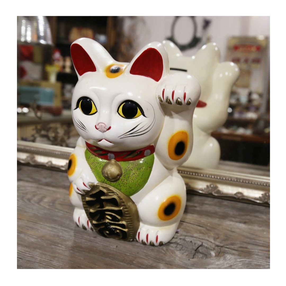 日本老件.昭和时期.陶瓷招财猫.白色.举左手.寓意广结善缘 - 储蓄罐 - 陶 