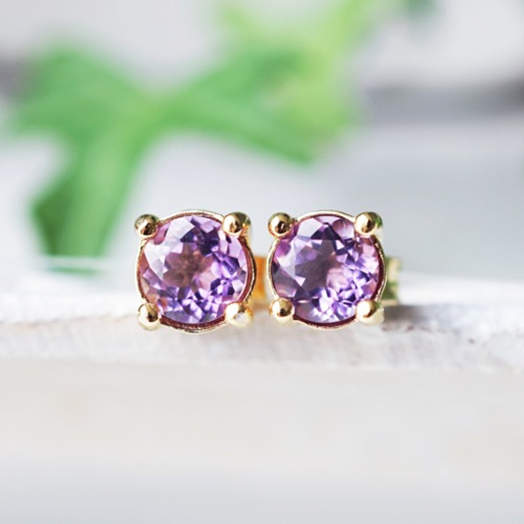 Amethyst Round Cut 5mm Claw Stud Earrings Arlette - 耳环/耳夹 - 宝石 紫色