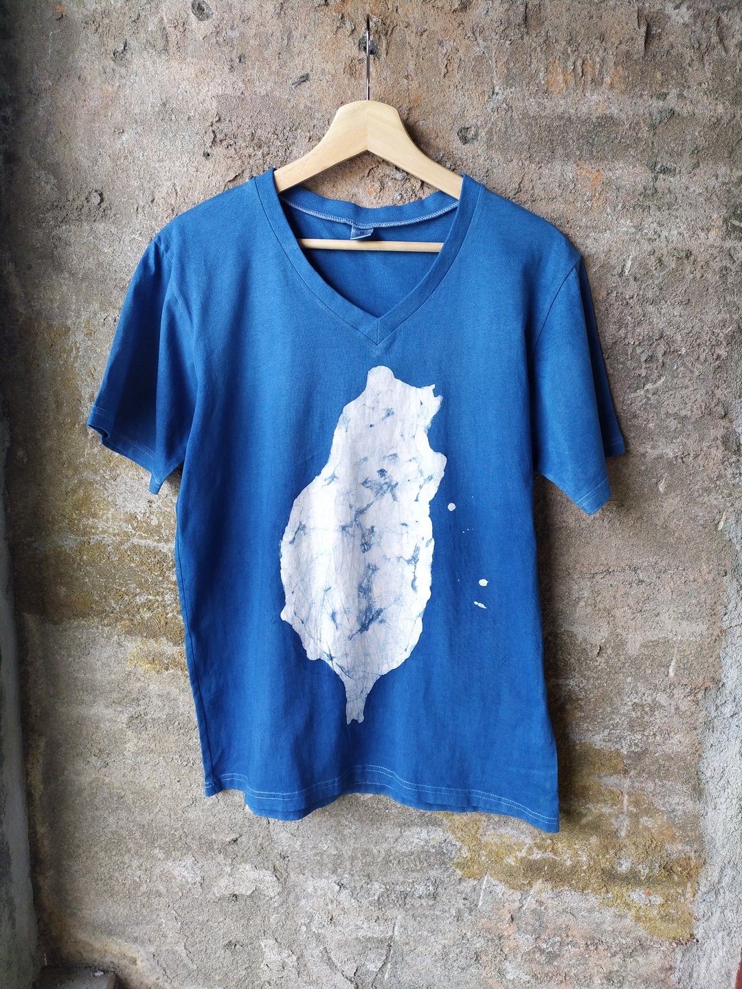 自在染isvara 手工蓝染蜡染 纯棉T-shirt 地图系列  台湾 - 中性连帽卫衣/T 恤 - 棉 蓝色