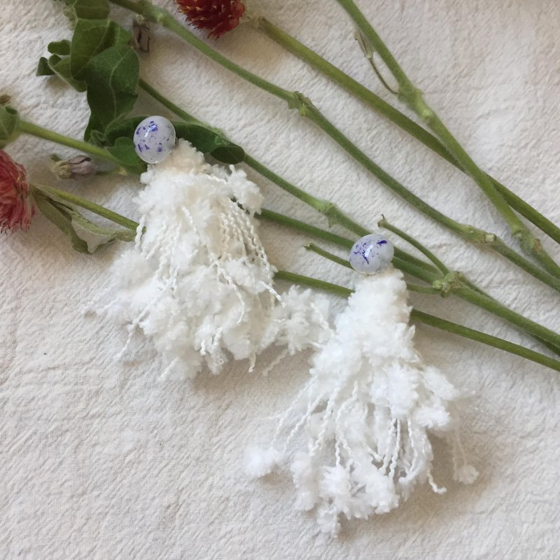 毛毛耳环【噗拉匹】系列白色款 紫色真花圆形耳针配上蓬蓬的白色 - 耳环/耳夹 - 聚酯纤维 白色