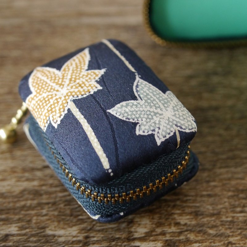 Kimono Macaron Case Autumn Leaves with Square Strap - 零钱包 - 棉．麻 蓝色