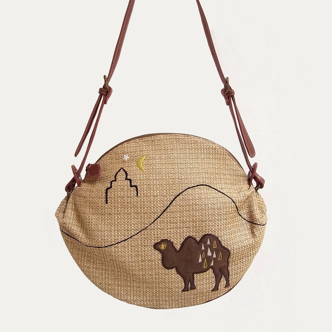 Moon desert embroidery・ shoulder bag - 侧背包/斜挎包 - 真皮 卡其色