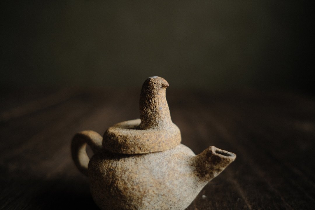 鸽拉丁神灯・手捏壶 - 茶具/茶杯 - 陶 咖啡色