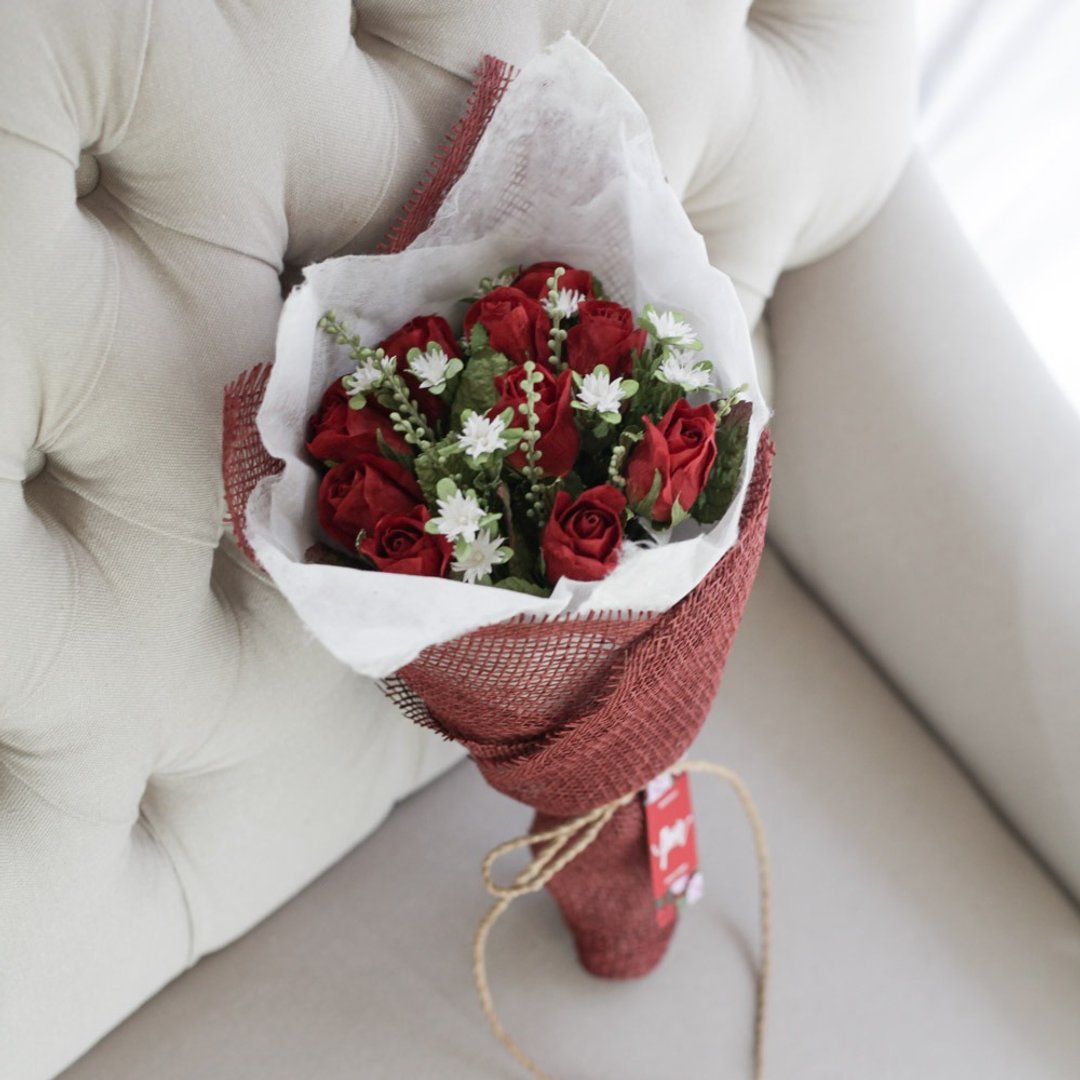VB211 : Valentine's Day Bouquet, Rose Bud Scarlet - Medium Size - 摆饰 - 纸 红色