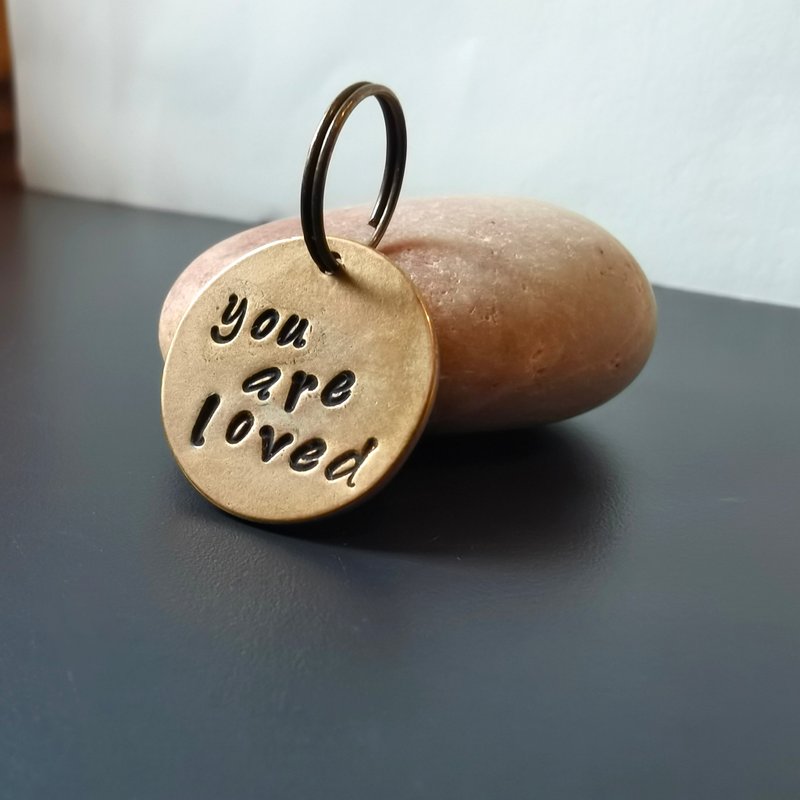 you are loved 19毫米黄铜小圆牌 手工錾刻口袋护身符 钥匙扣 - 钥匙链/钥匙包 - 其他金属 