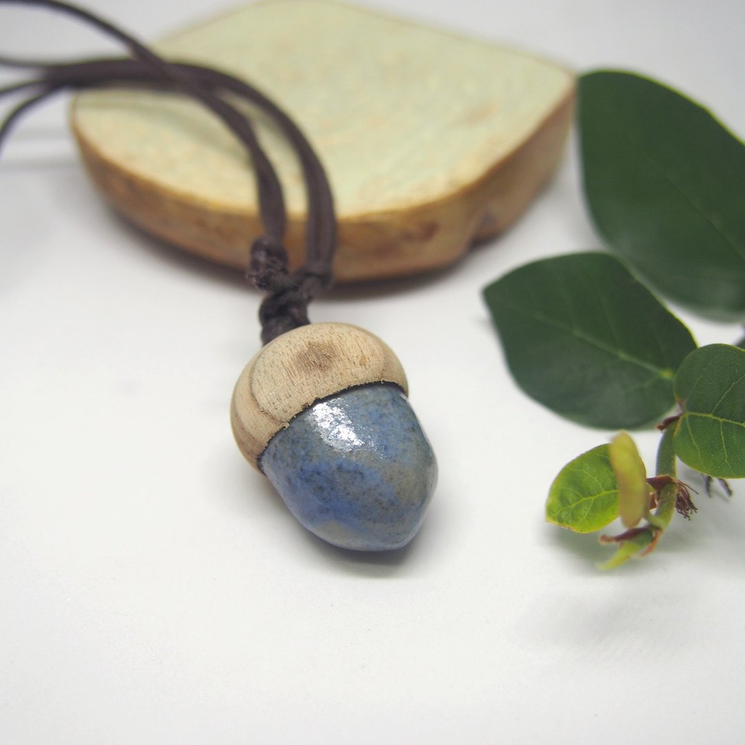 Acorn mini pendant 'blue' / ceramic x teak wood - 项链 - 木头 蓝色