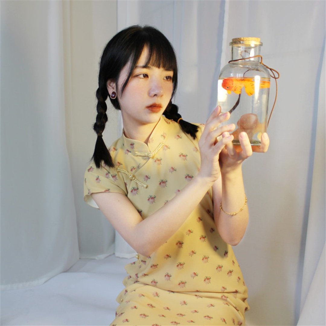 淺黃色 珍珠雪紡碎花平裁古法旗袍 新中式中秋春節改良連身裙洋裝 - 旗袍 - 其他人造纤维 黄色