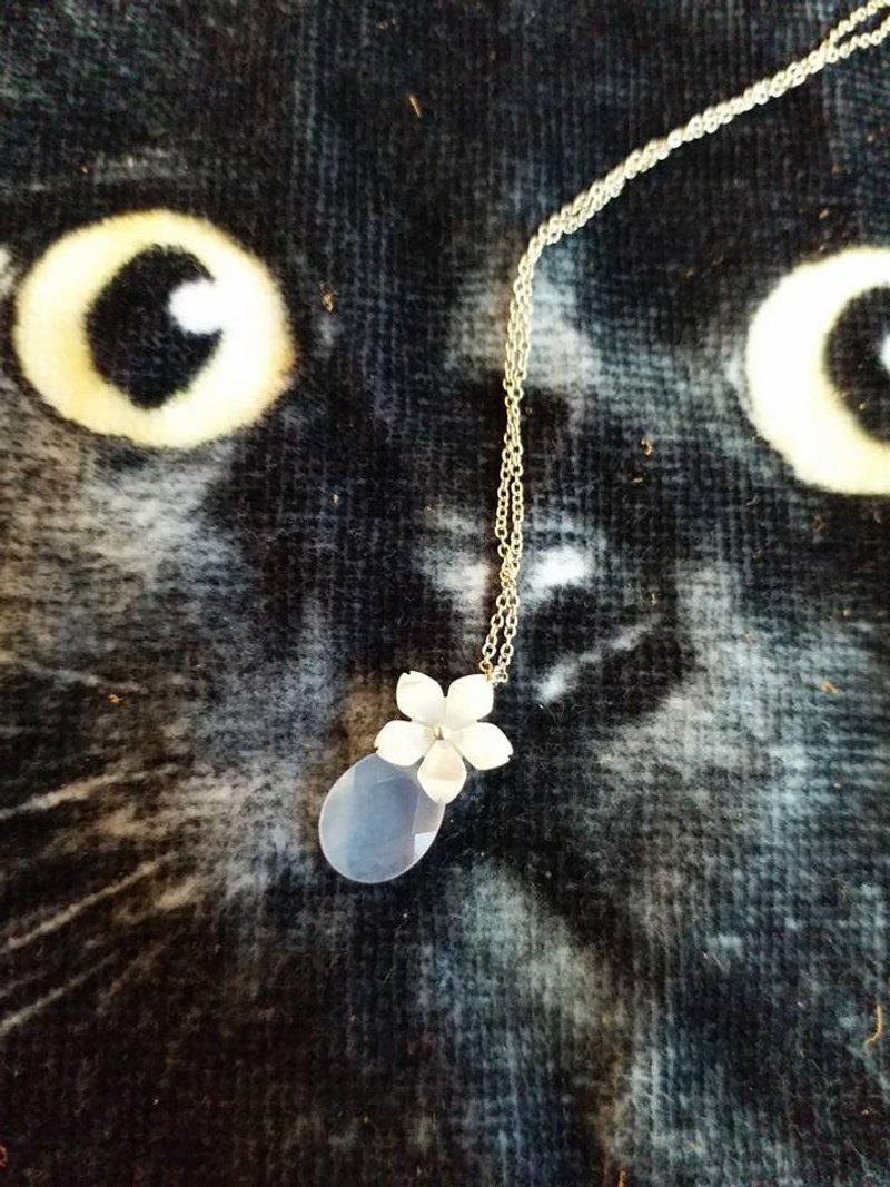 贝母樱花, 全天然无优化蓝玉髓水滴, 925纯银 项链 mother pearl flower, Blue chalcedony 925 silver necklace - 项链 - 宝石 蓝色
