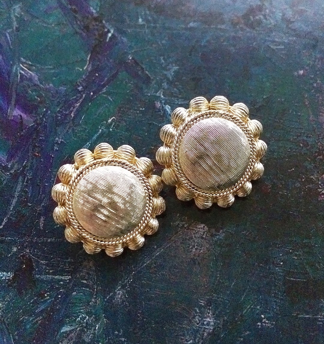 Vintage Jewelry 西洋古董饰品 刷纹金属 圆型花 夹式耳环 - 耳环/耳夹 - 其他金属 金色