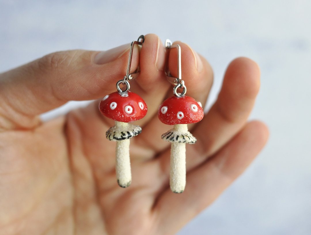 Mushroom earrings handmade, Amanita muscari mushroom jewelry, red mushroom. - 耳环/耳夹 - 塑料 红色