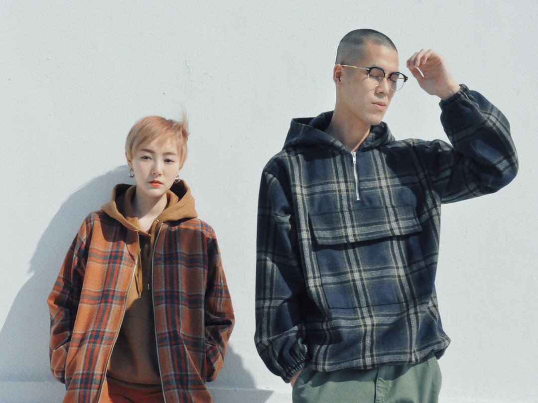 格纹毛料连帽上衣-大地 WOOLEN PULLOVER HOOD IN EARTH CHECK - 女装上衣 - 聚酯纤维 