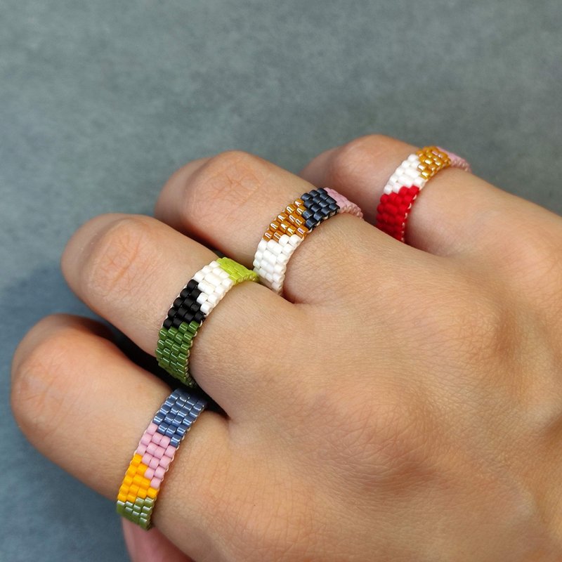 Set of 5 handmade colored beaded rings Beautiful elastic rings - 戒指 - 玻璃 多色