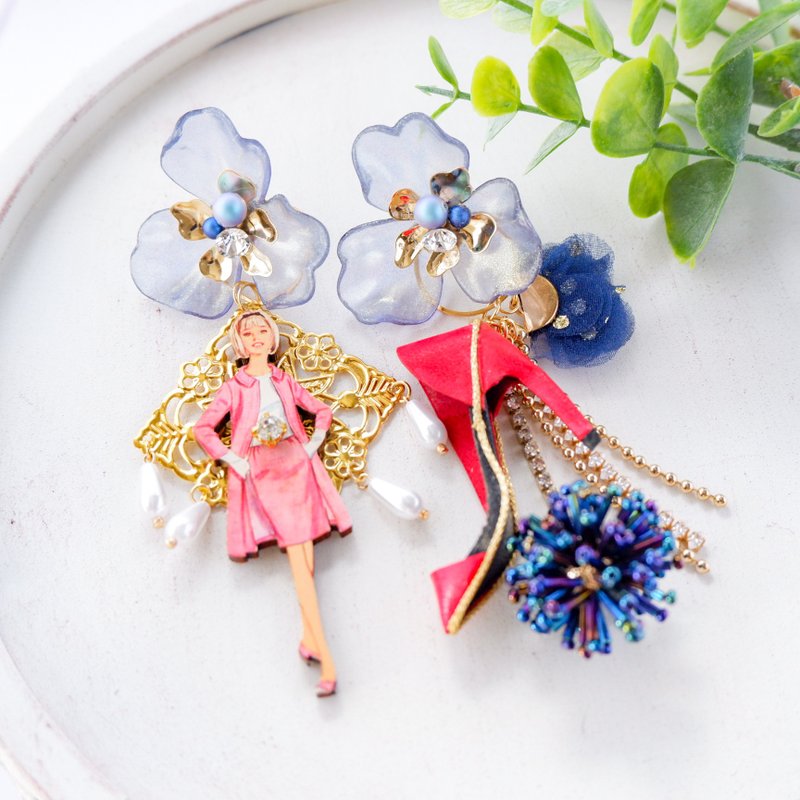 Big flower high heels pierced earrings - 耳环/耳夹 - 真皮 红色