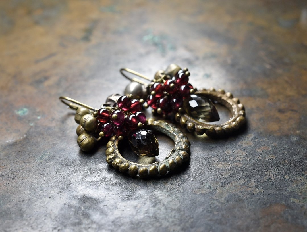 old Indian ring and smoky quartz, garnet and folk bell earrings - 耳环/耳夹 - 其他金属 金色