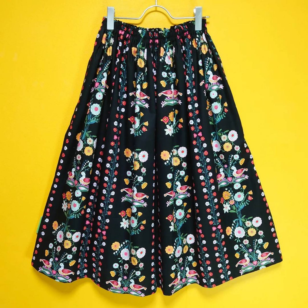[Made to order] Nathalie Lete Flower Bird Skirt Black / USA fabric / FREE size / Made in Japan - 裙子 - 棉．麻 黑色