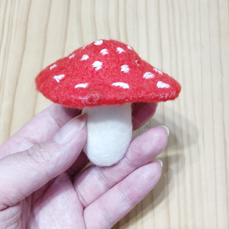 红色蘑菇 -羊毛毡 钥匙圈、吊饰、摆饰 - 钥匙链/钥匙包 - 羊毛 红色