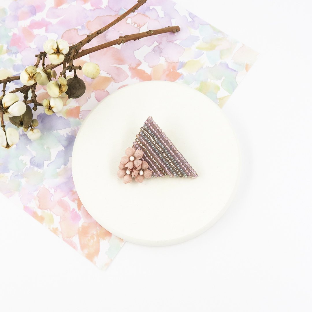 Brooch.MIni triangle. Beads embroidery×fabric flower. Pink. - 胸针 - 其他材质 粉红色