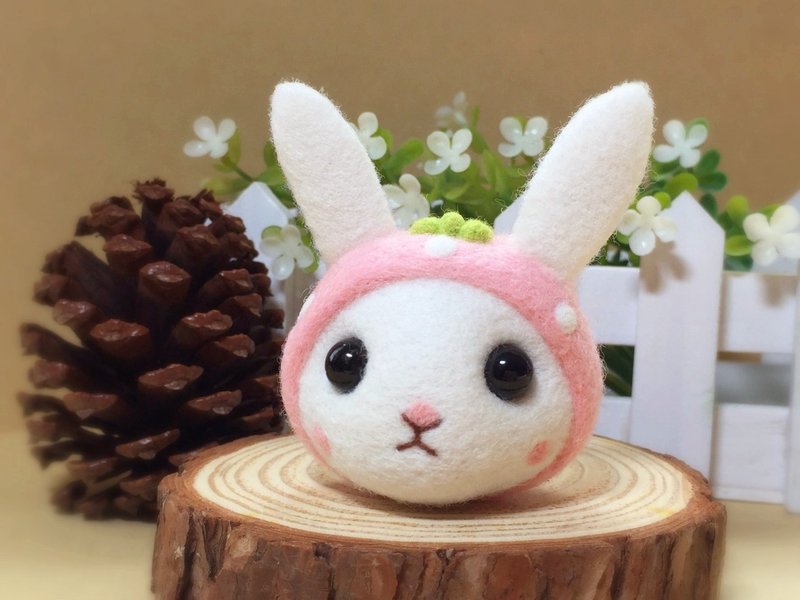 【奶油毛毛】羊毛毡可爱粉色草莓帽小兔兔 小兔子 手机吊饰 耳机塞 情人节礼物 钥匙圈 生日礼物 - 手机座/防尘塞 - 羊毛 粉红色