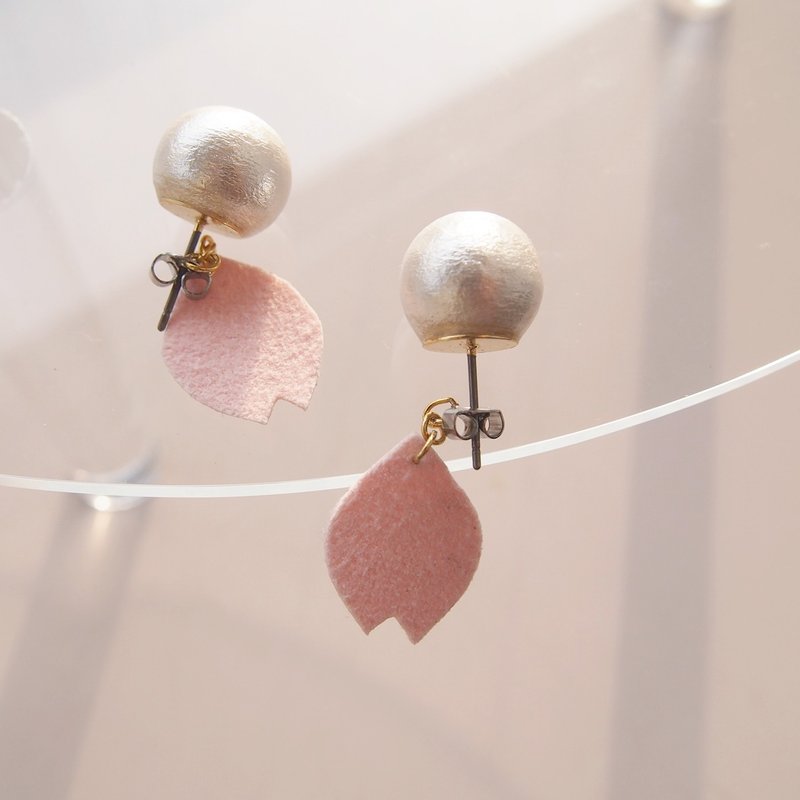 Sakura petal swinging piercing (order made) - 耳环/耳夹 - 人造皮革 粉红色