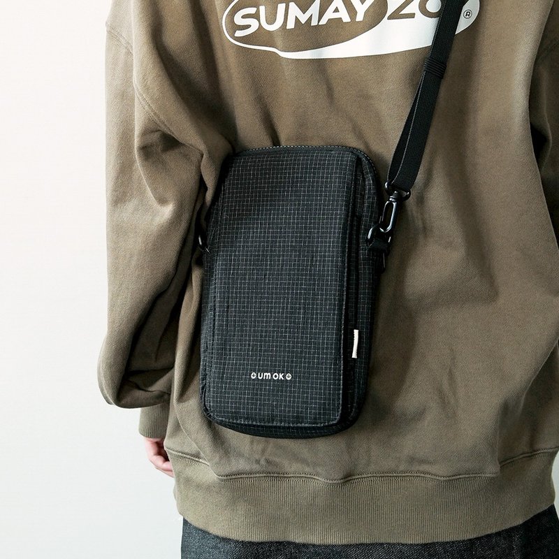 SAD系列竖款手机包 侧背包轻便ipad mini包 多功能斜挎包 格纹黑 - 手提包/手提袋 - 聚酯纤维 黑色