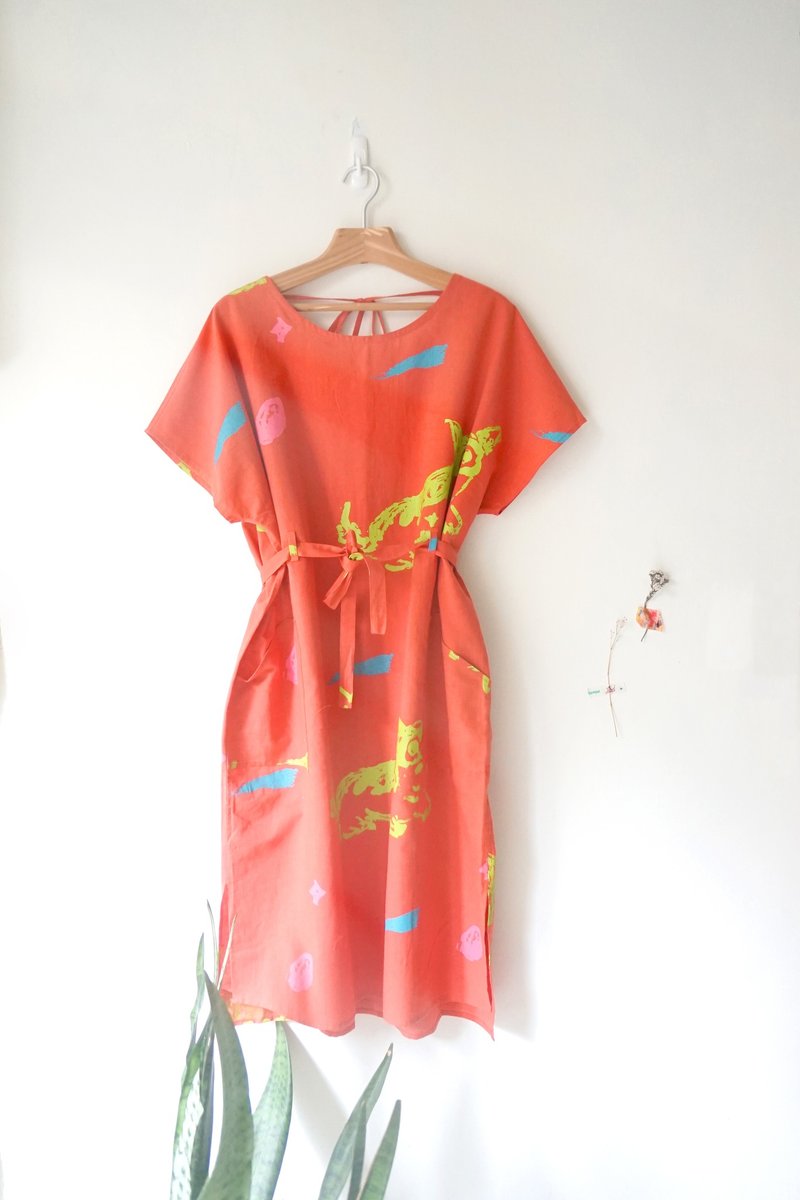 Yinke橘红小狗手工制作后绑带露背口袋洋装 - 洋装/连衣裙 - 棉．麻 红色