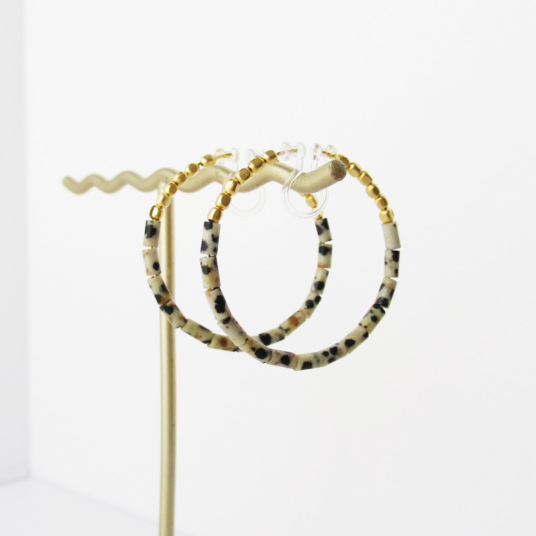 Dalmatian Jasper and metal beads, hoop earrings 夾式耳環 - 耳环/耳夹 - 石头 白色