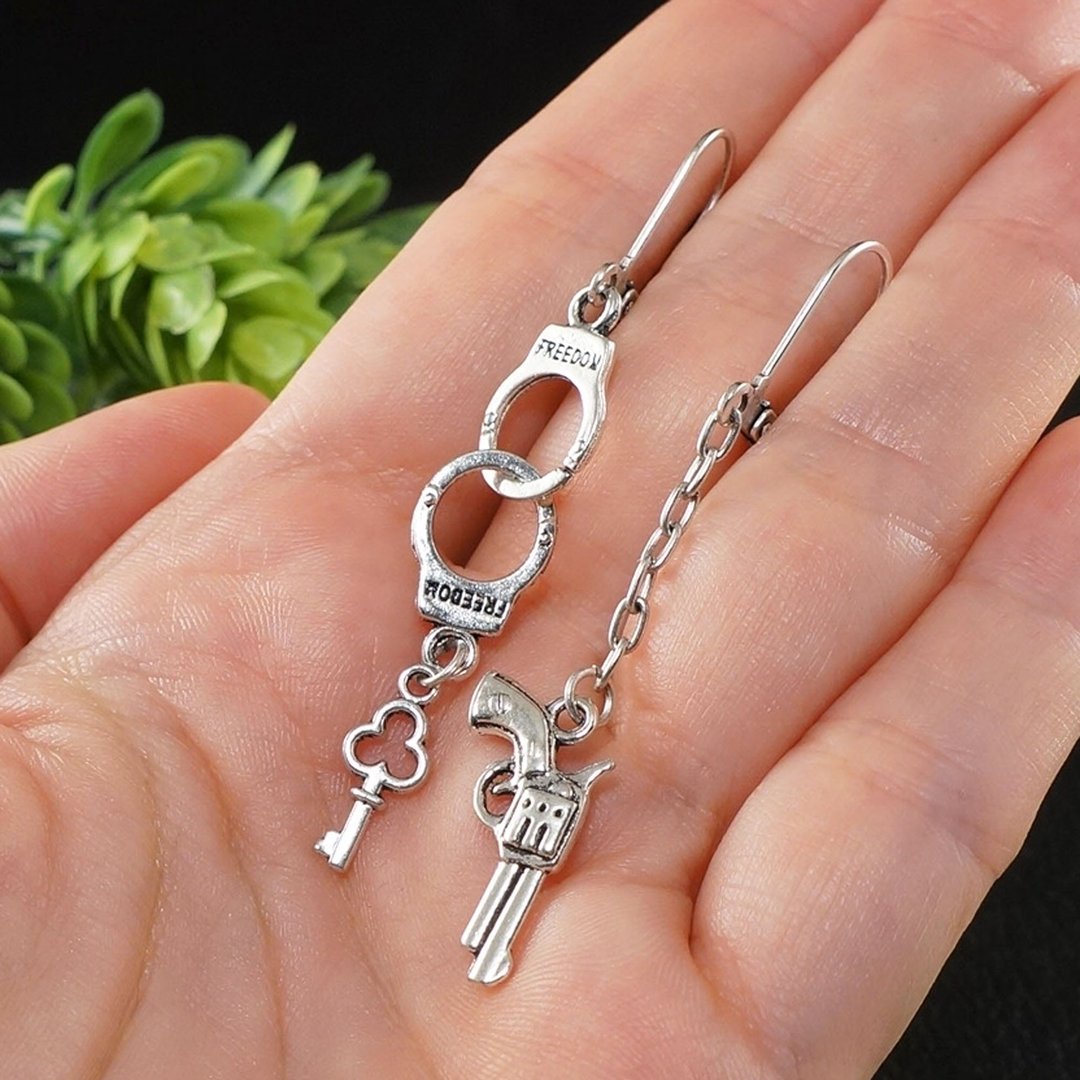 Silver Gun Earrings Handcuffs Pistol Revolver Mismatched Mono Earrings Jewelry - 耳环/耳夹 - 其他金属 银色