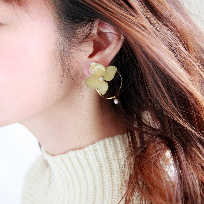 Antique color hydrangea and freshwater pearl earrings - 耳环/耳夹 - 植物．花 绿色
