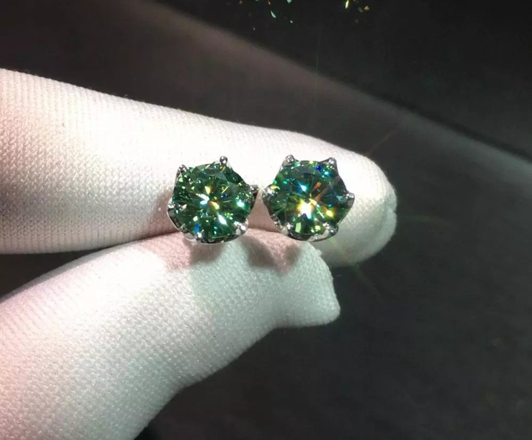 Green Moissanite Earrings, D Color Green Moissanite Studs, 1 Ct Each Total 2 CT - 耳环/耳夹 - 其他金属 银色