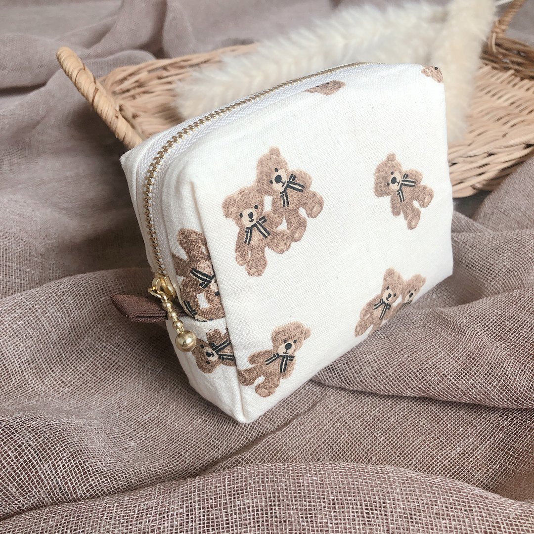 Square pouch (Teddy Bear) - 化妆包/杂物包 - 棉．麻 白色