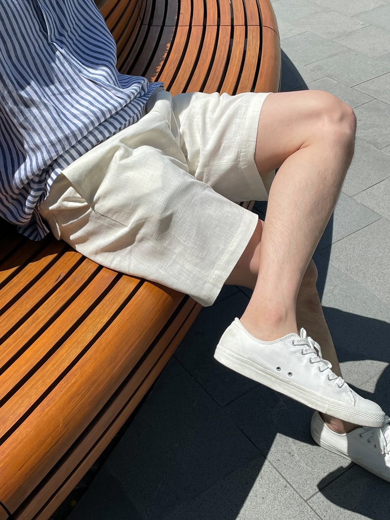 Mens linen shorts, WEEKDAY Solstice bermuda shorts, Off-White light weight pants - 女装短裤 - 棉．麻 白色