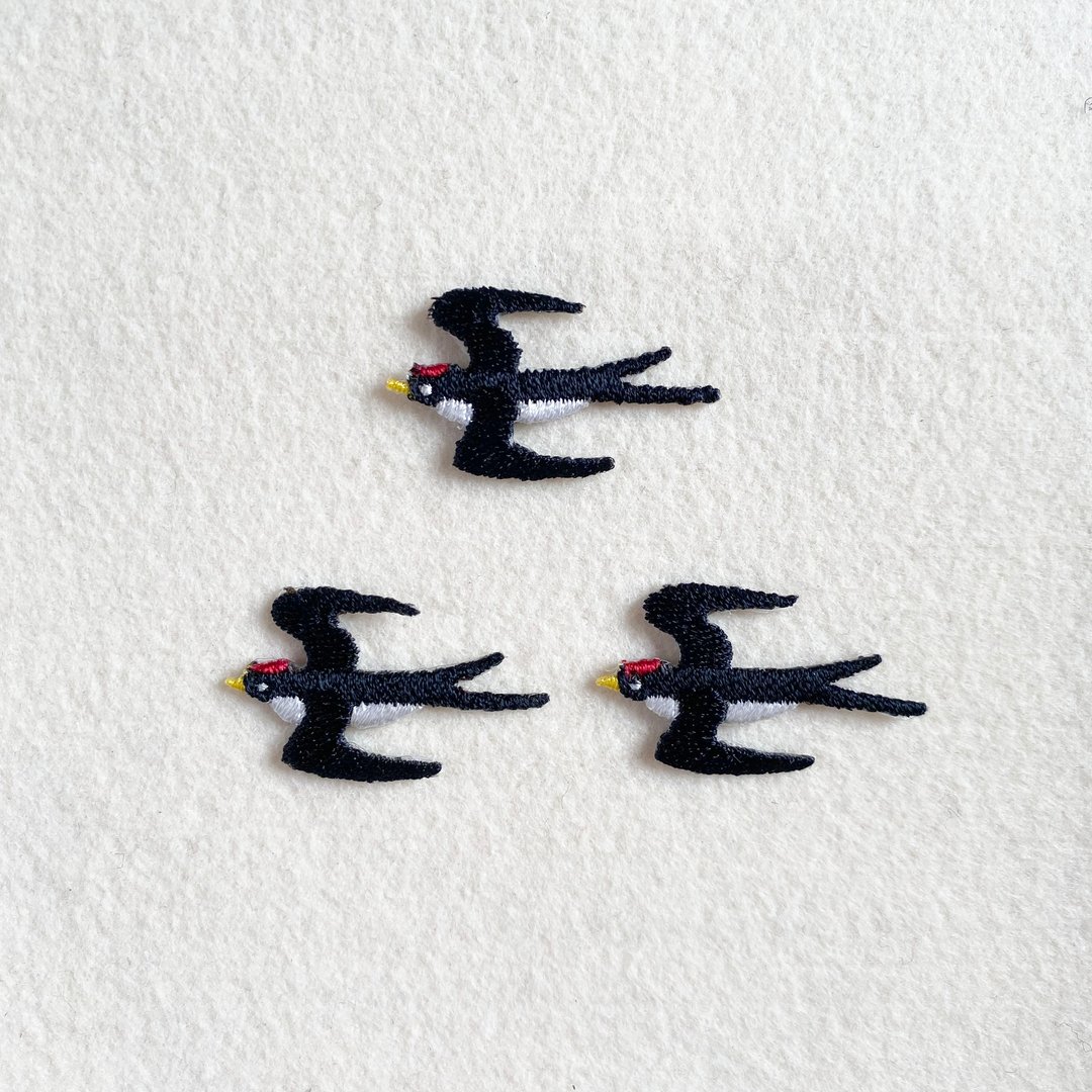 Swallow embroidered badge - 徽章/别针 - 绣线 黑色
