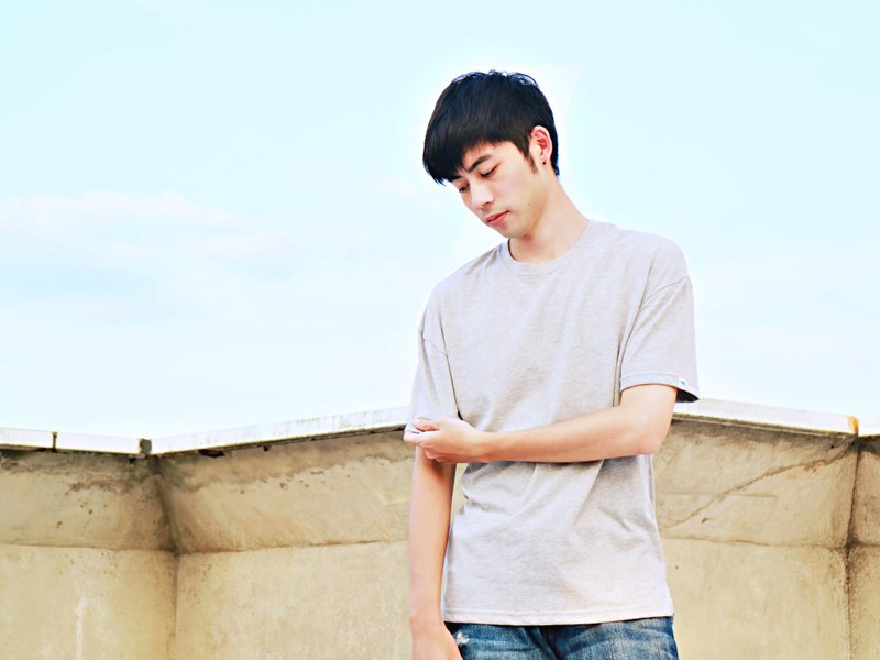 RELEON -- 磨毛落肩 T-SHIRT 最温柔素踢 高磅重 微抗皱 OVERSIZE MIT - 中性连帽卫衣/T 恤 - 聚酯纤维 银色