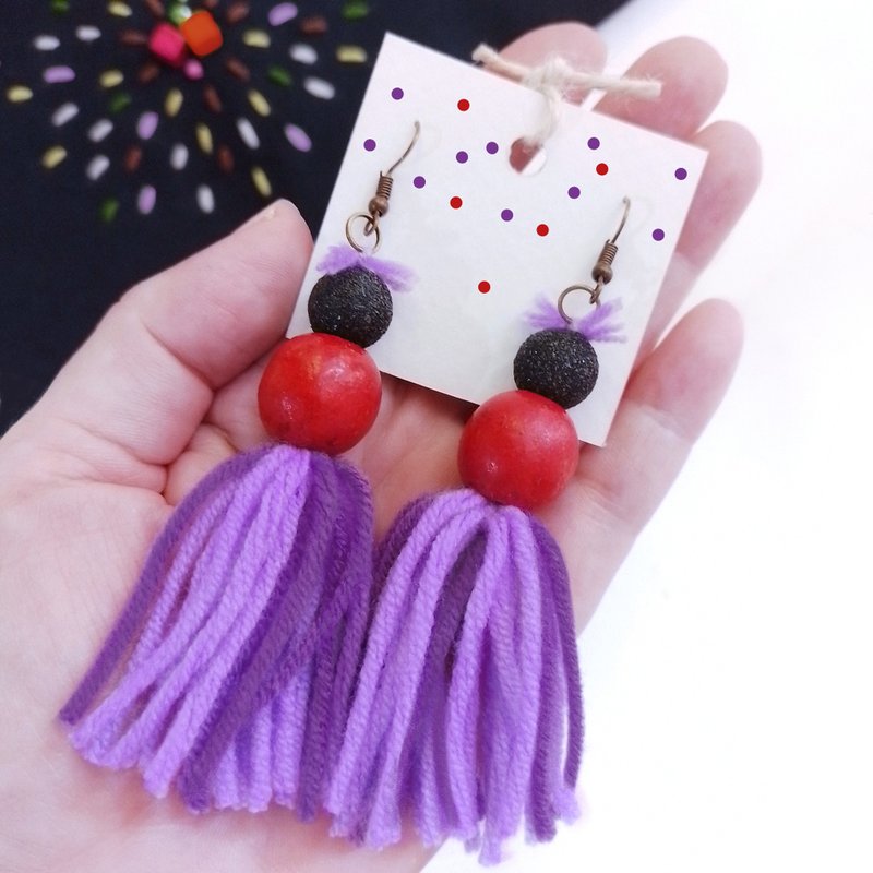 手工制作、柔软可爱的彩色羊毛流苏耳环，尺寸 1.25x3.75 英寸 - 耳环/耳夹 - 其他材质 紫色