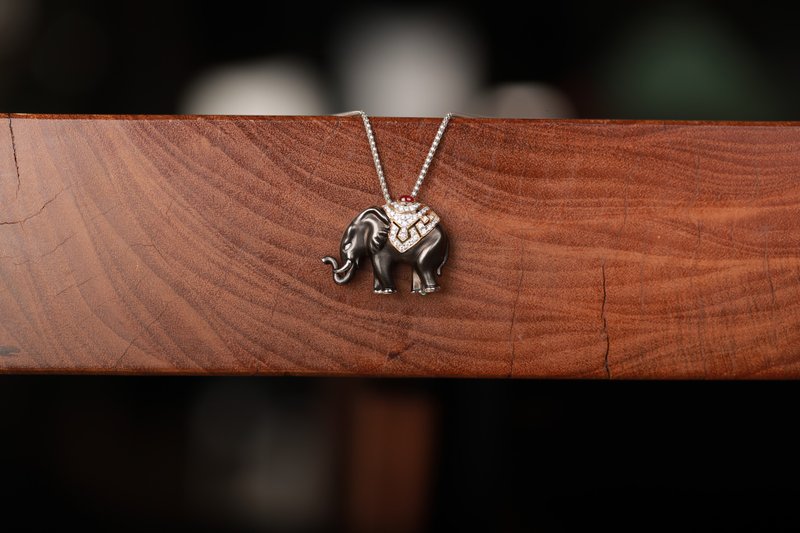 红宝钻石大象两用胸针坠饰-18k - 胸针 - 贵金属 黑色