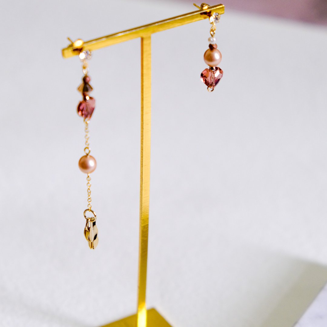 Nara | Swarovski 蜜桃粉心型水晶不对称耳环 | 小巧迷人 - 耳环/耳夹 - 水晶 金色