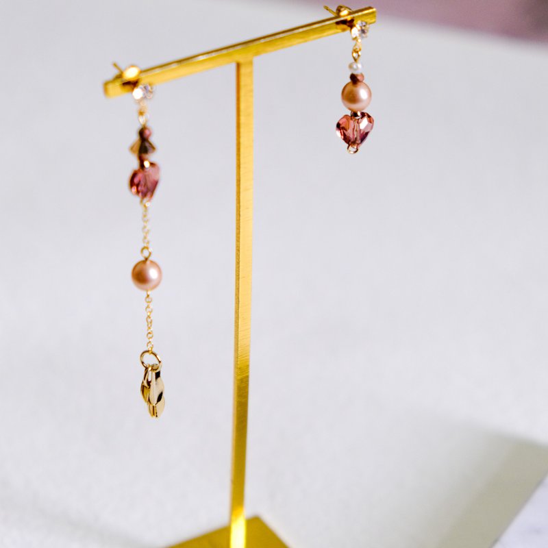 Nara | Swarovski 蜜桃粉心型水晶不对称耳环 | 小巧迷人 - 耳环/耳夹 - 水晶 金色