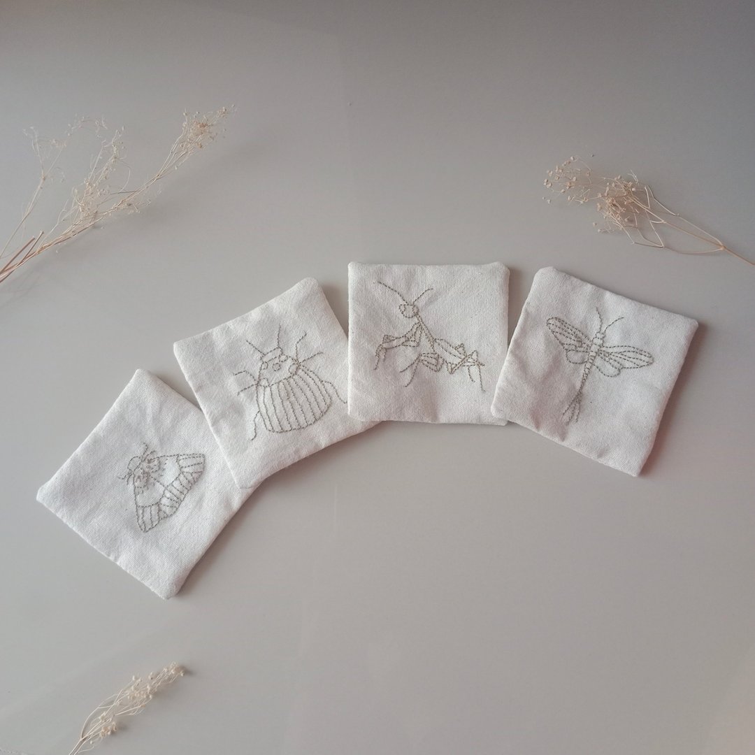 Insects coaster set hand embroidered 4 PCS different. - 杯垫 - 棉．麻 白色