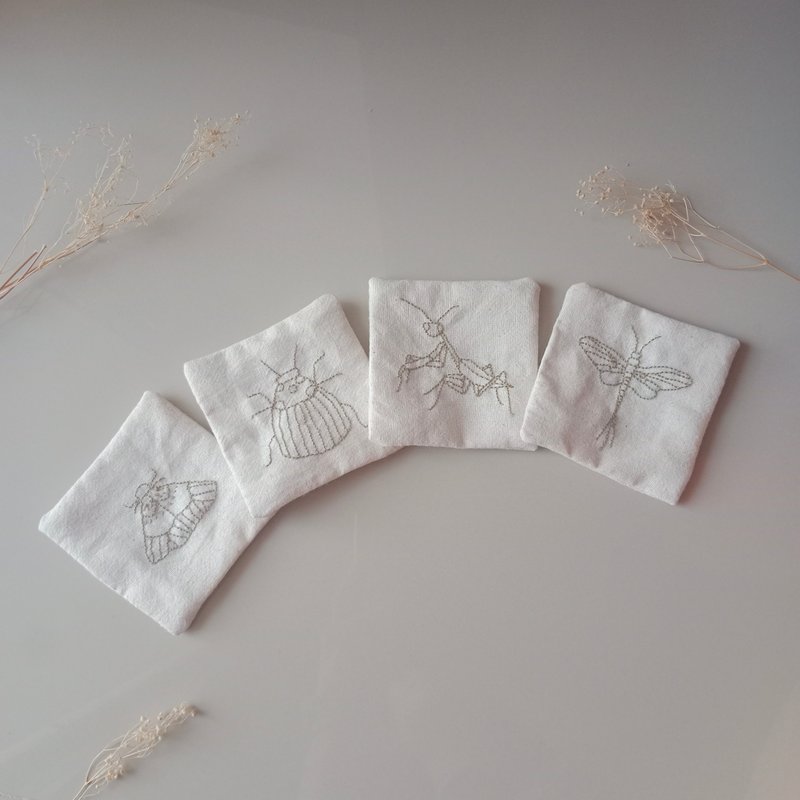 Insects coaster set hand embroidered 4 PCS different. - 杯垫 - 棉．麻 白色