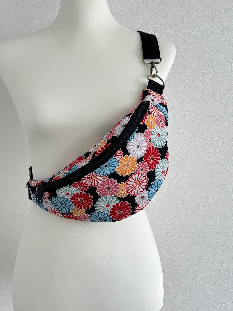 独一无二 传统缩缅布料 鲜艳菊花图纹斜背包 黑色 - 其他 - 其他材质 黑色