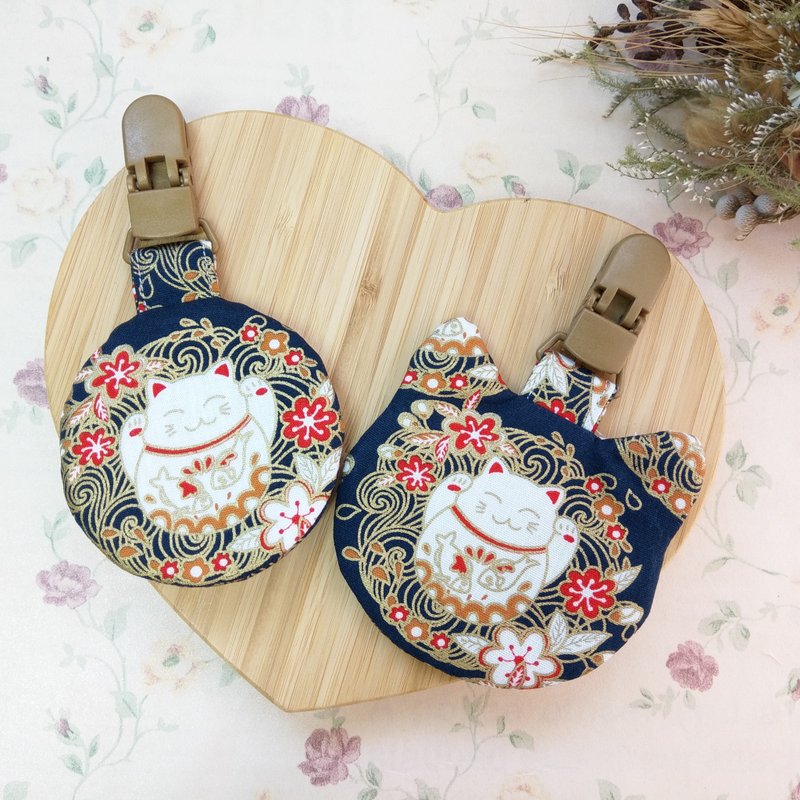 招财猫不倒翁。猫咪造型 圆形平安符袋 (可绣名字) - 平安符/符袋 - 棉．麻 金色