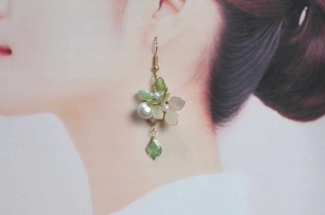 Manicure flower hydrangea and cotton pearl earrings Annabelle - 耳环/耳夹 - 其他材质 绿色