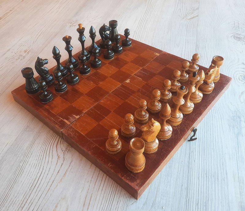 苏联旧国际象棋套装兹韦尼哥罗德 — 老式俄罗斯木制国际象棋套装 1950 年代-1960 年代 - 桌游/玩具 - 木头 