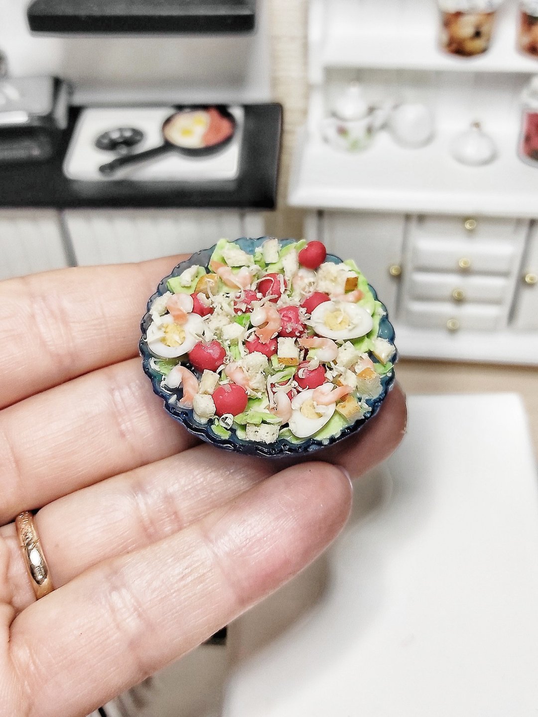 Realistic Caesar salad with shrimps - realistic salad - doll food - barbie food - 玩具/玩偶 - 粘土 