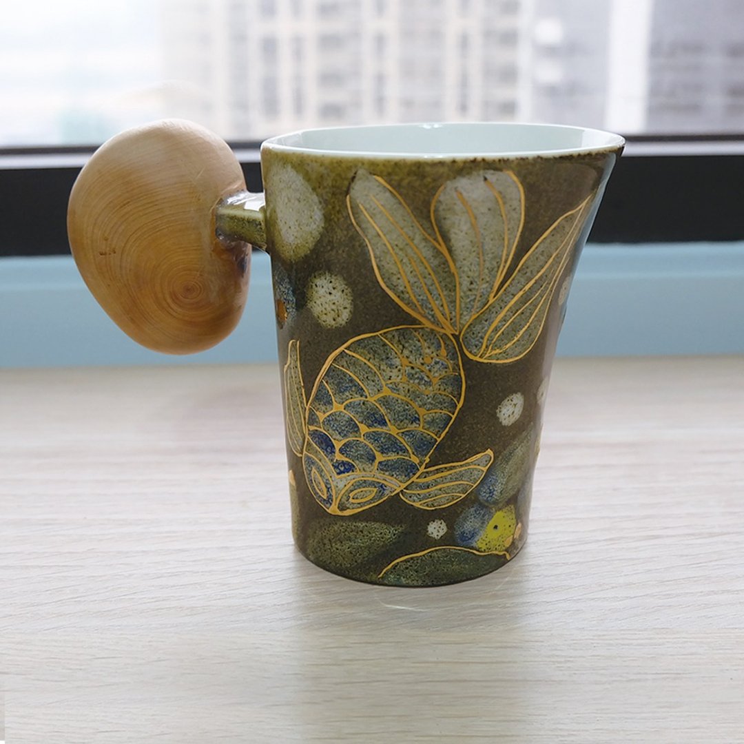手工烧制。奇幻金鱼木把手绘马克杯。礼物 - 咖啡杯/马克杯 - 瓷 