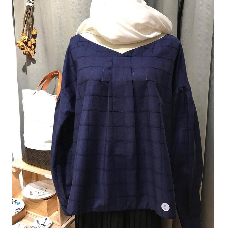 亲合 | Partial Affinities V领后绑带棉质造型上衣 （格子靛） - 女装上衣 - 棉．麻 