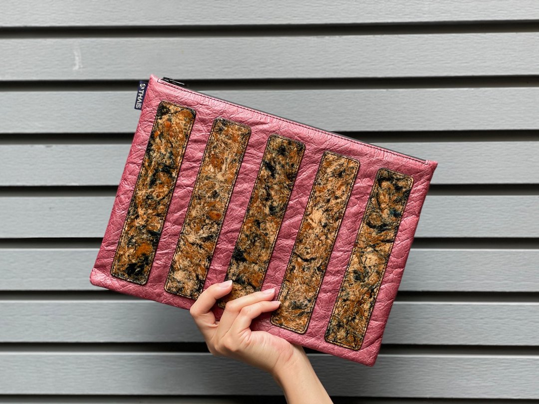Tyvek clutch with recycled leather - RED ROCK/BROWN - 手拿包 - 环保材料 红色