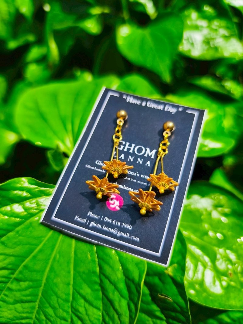 风之花．金灯笼耳环 Dok Sai-lom Khom Thong Earrings - 耳环/耳夹 - 竹 金色